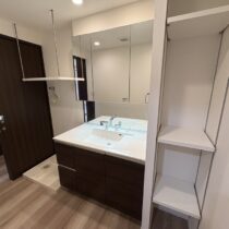 洗面室　廊下側とキッチン側から行き来できる2WAY仕様