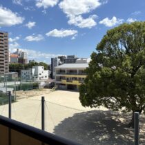 バルコニー眺望　南側は小学校の敷地です