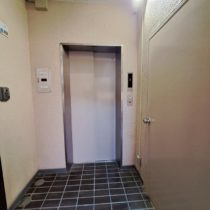 エレベーター前