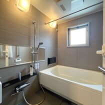 浴室（浴室乾燥機能・浴室TVなど充実の設備。換気窓もあります）