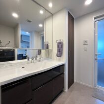 洗面室（大きな三面鏡が特徴の洗面化粧台）